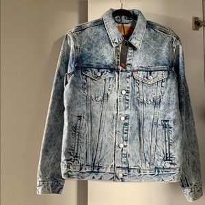 Levi’s men’s denim jacket . (Newwwww) 😊